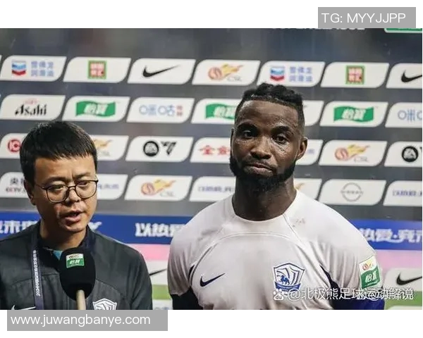 扎着小辫的足球明星如何在绿茵场上展现个人魅力与风采